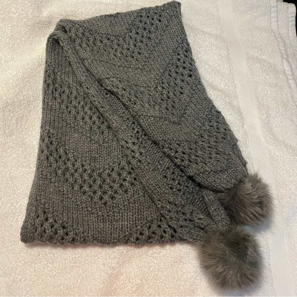 Y2K Grey cable knit scarf with pom poms NWOT